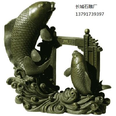 石雕魚為觀賞魚，改善環(huán)境、風(fēng)水，期待改善財(cái)運(yùn)，同時(shí)因“金魚”與“金玉”諧音，形成了“金玉滿堂”的吉祥圖案。